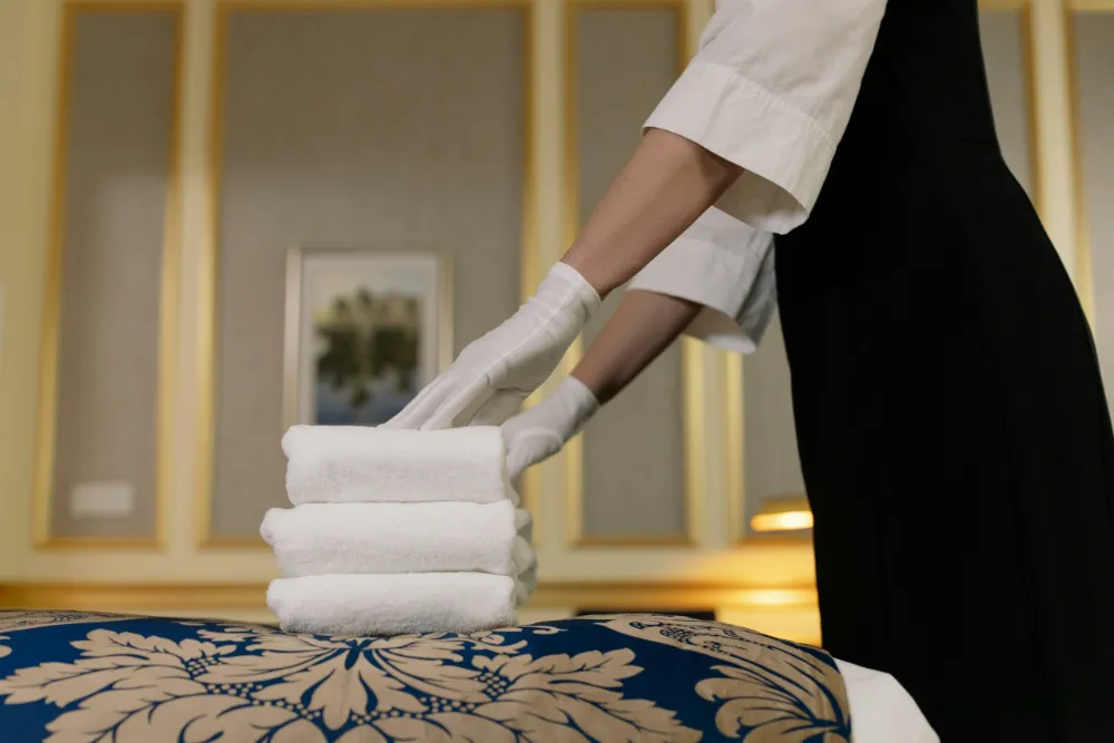 Serviettes blanches pliées selon un standard hôtelier
