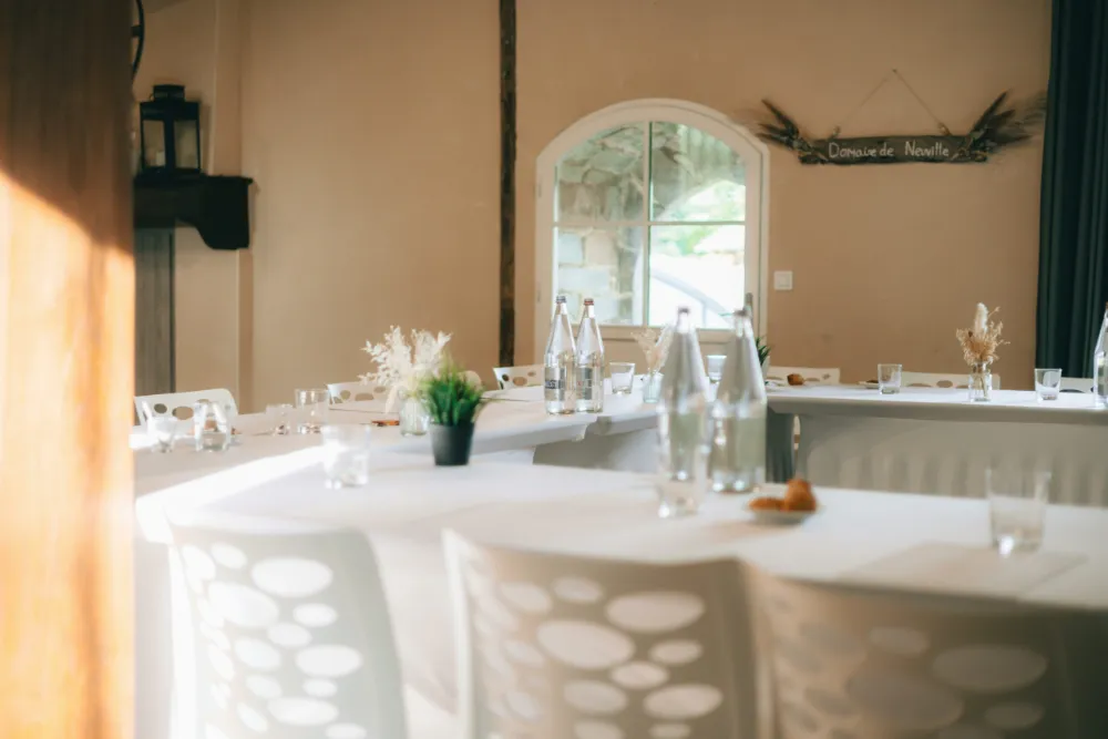 Salle à manger lumineuse d'un logement mis en location courte durée